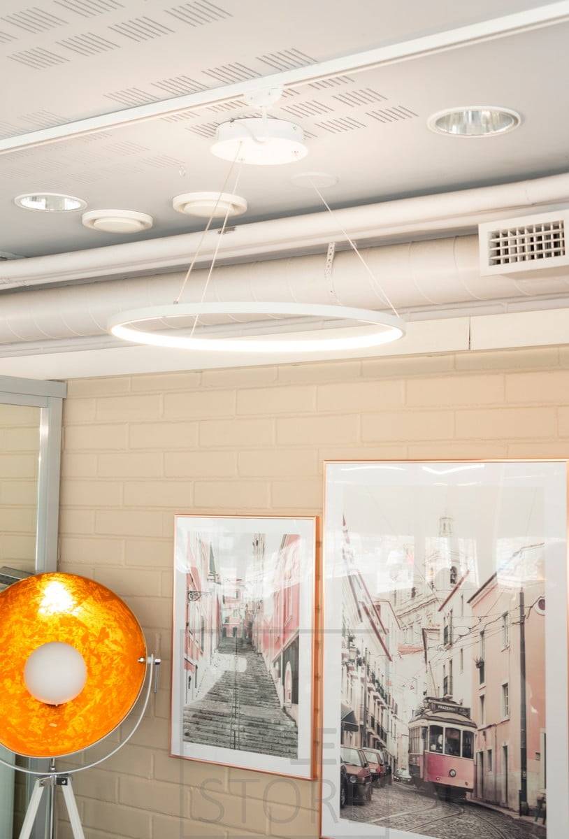 Das Büro wird von den zierlichen und minimalistischen RINKELI-Pendelleuchten mit angenehmem Licht beleuchtet. Die Leuchte ist sowohl dimmbar als auch in der Farbtemperatur einstellbar. Ledstore.fi