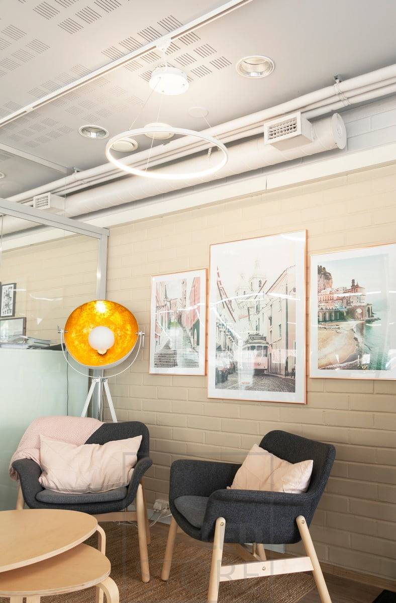 Das Büro wird von eleganten und minimalistischen RINKELI-Pendelleuchten mit angenehmem und regulierbarem Licht beleuchtet. Die Leuchte ist sowohl dimmbar als auch in der Farbtemperatur einstellbar. Ledstore.fi