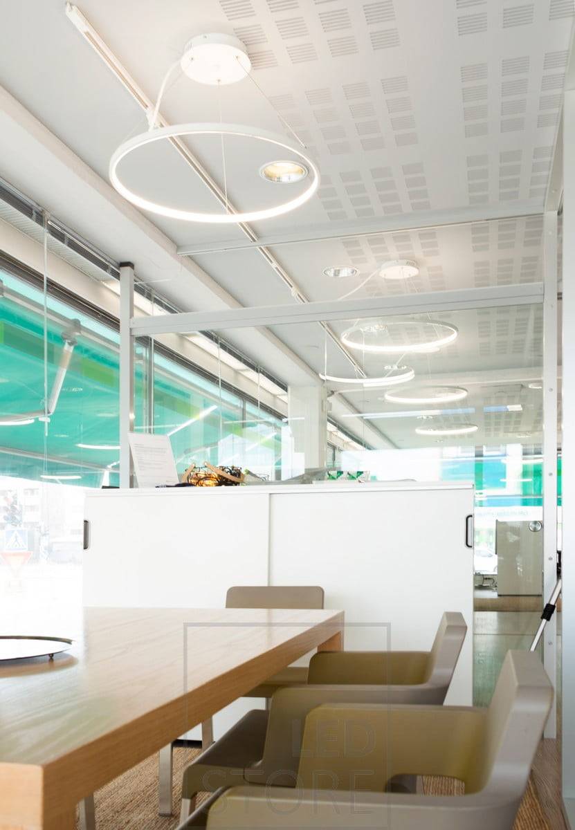 Das Büro wird von anmutigen und minimalistischen RINKELI-Pendelleuchten mit angenehmem und regulierbarem Licht beleuchtet. Ledstore.fi