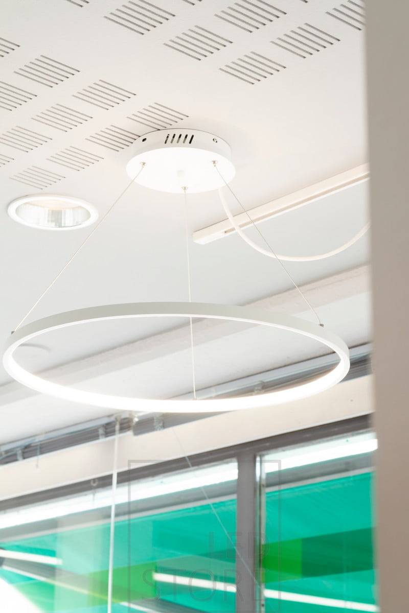 RINKELI-Pendelleuchte zur Beleuchtung eines Büros. Das Licht kommt durch einen weißen Diffusor aus dem inneren Ring der Leuchte. Ledstore.fi