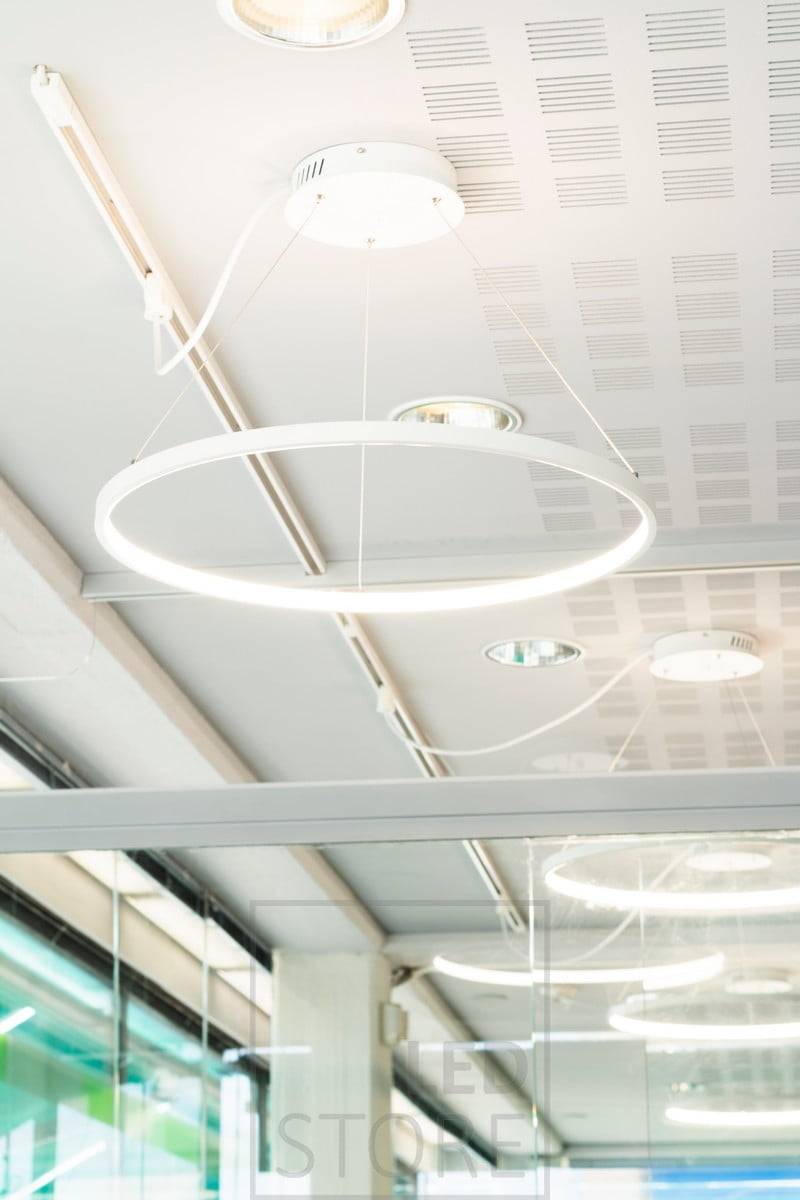 Das Büro wird von anmutigen und minimalistischen RINKELI-Pendelleuchten beleuchtet. Ledstore.fi