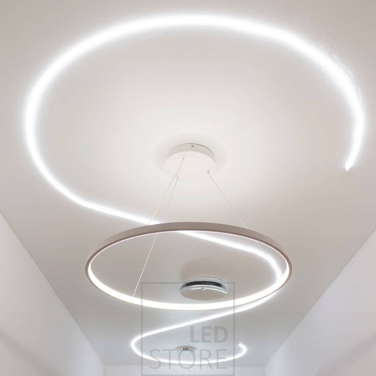 Minimalistische und elegante Pendelleuchte RINKELI in Kombination mit einer in die Decke eingelassenen LED-Leiste NEON. Ledstore.fi