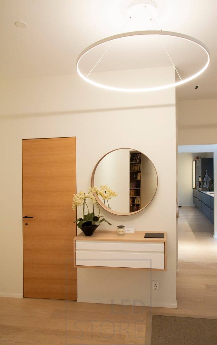 RINKELI als Flurbeleuchtung. Die Leuchte hat einen Durchmesser von 100 cm und ist ein eindrucksvolles Element in der Flureinrichtung. Ledstore.fi