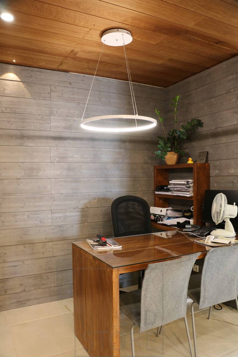 Über dem Schreibtisch sorgt eine RINKELI-Pendelleuchte für gutes Arbeitslicht. Ledstore.fi
