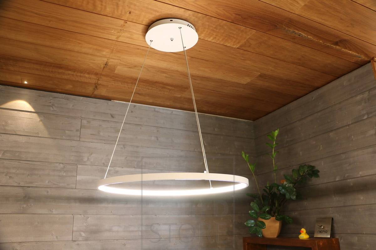 Die Pendelleuchte RINKELI ist minimalistisch und anmutig und eignet sich nicht nur zur Beleuchtung von Wohnungen, sondern auch von Büros. Das Licht kommt durch einen weißen Diffusor aus dem inneren Rahmen der Leuchte. Ledstore.fi