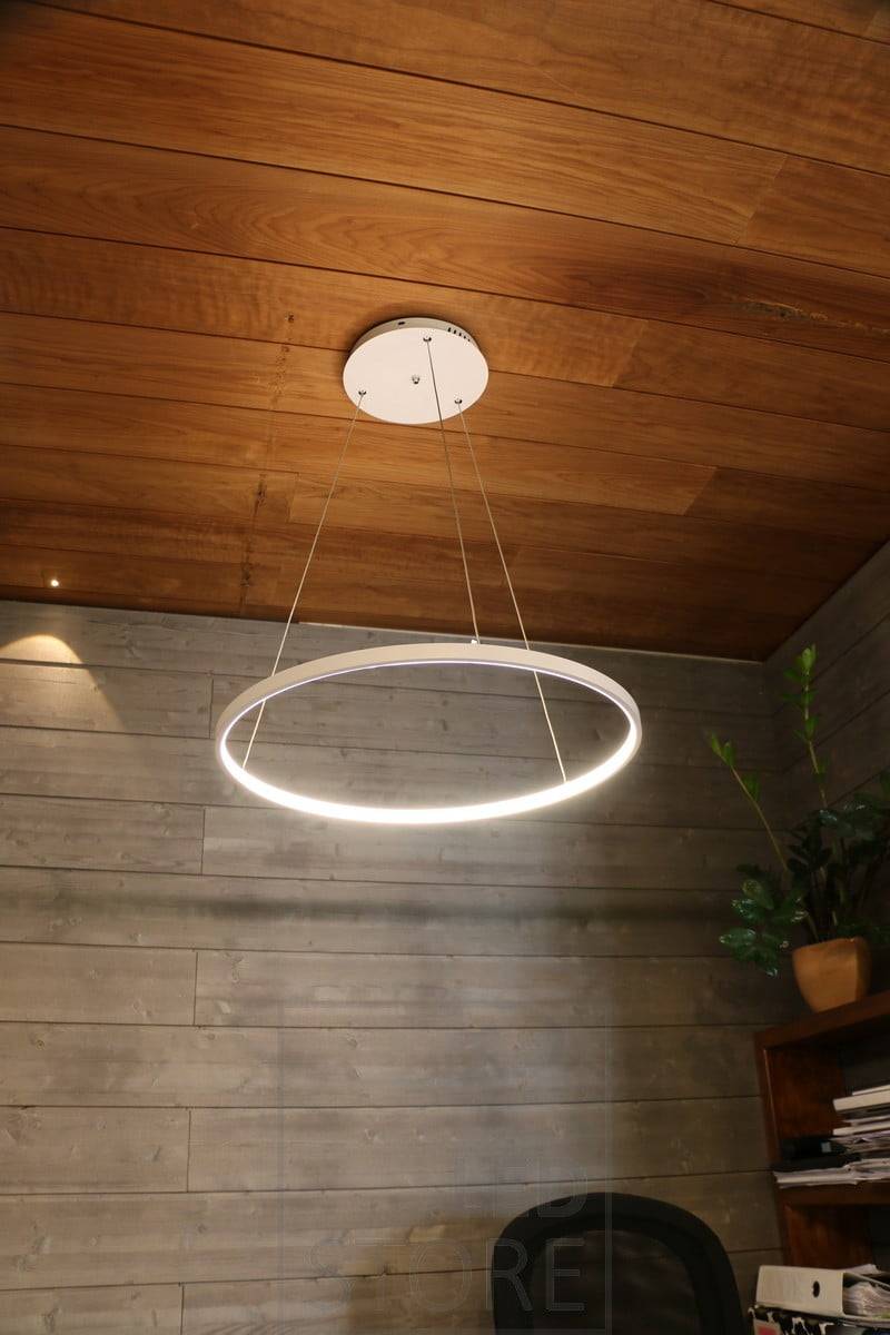 Die Pendelleuchte RINKELI ist minimalistisch und anmutig und eignet sich nicht nur zur Beleuchtung von Wohnungen, sondern auch von Büros. Ledstore.fi