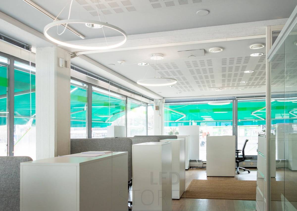Die Decke ist mit anmutigen und minimalistischen RINKELI-Pendelleuchten geschmückt. Dank ihres zeitlosen Designs eignen sie sich sowohl für Zuhause als auch für das Büro. Ledstore.fi