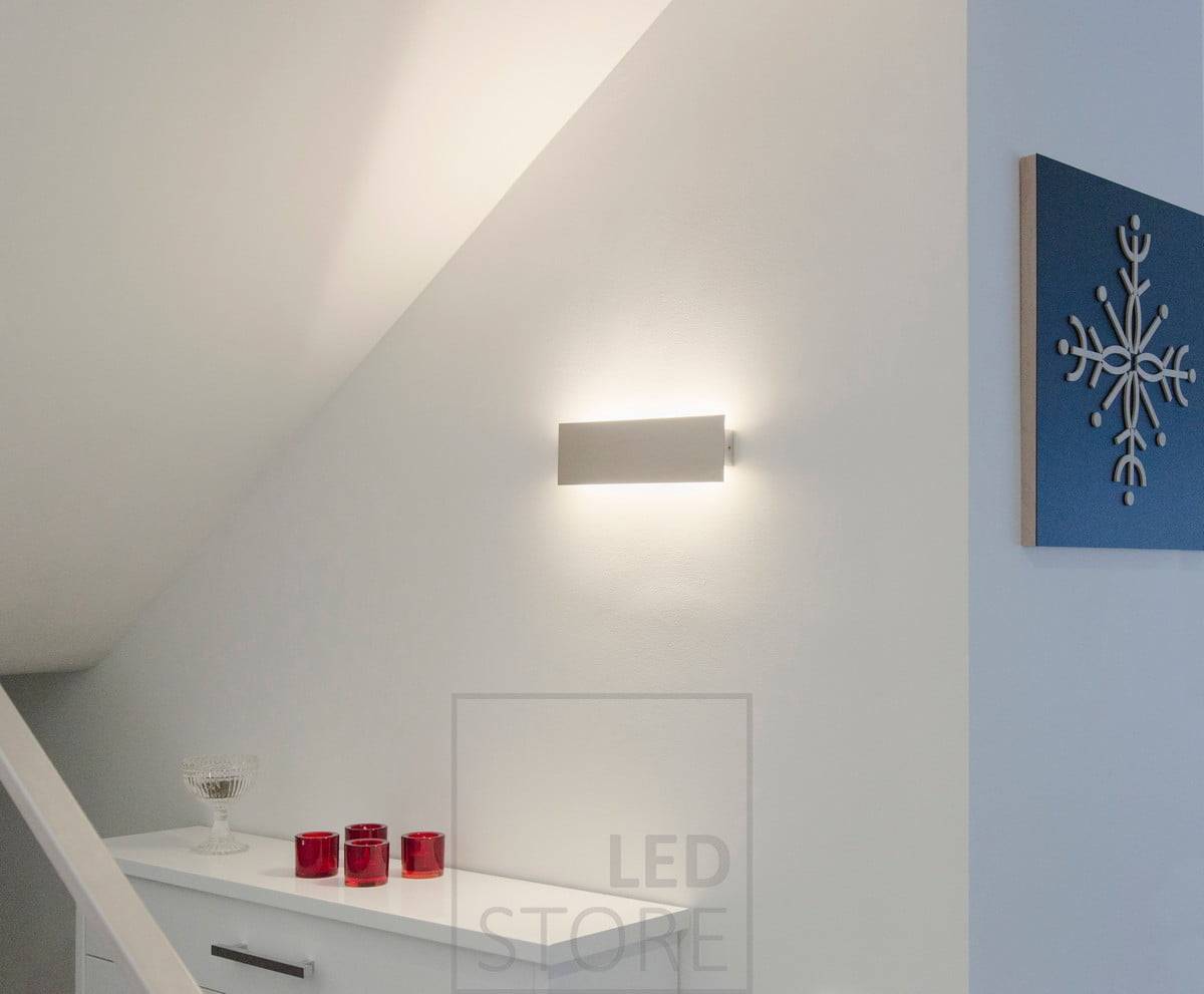 Die Led-Wandleuchte STRAIGHT bietet indirektes Licht in zwei Richtungen durch die Wand. Erhältlich in drei Größen: 300 mm, 600 mm und 1200 mm. Ledstore.fi