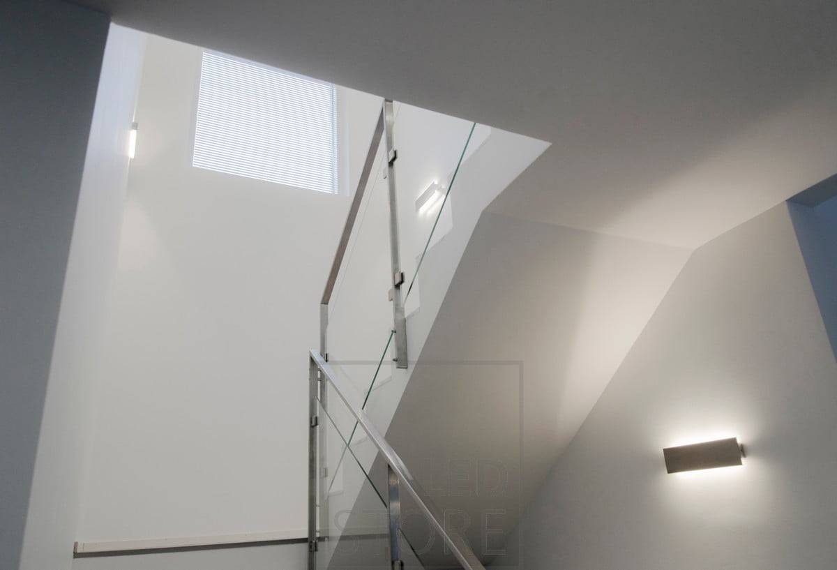 Die STRAIGHT LED-Wandleuchte im Treppenhaus leuchtet indirekt die Wand hinauf und hinunter und bringt ein sanftes Stimmungslicht in den Raum. Ledstore.fi