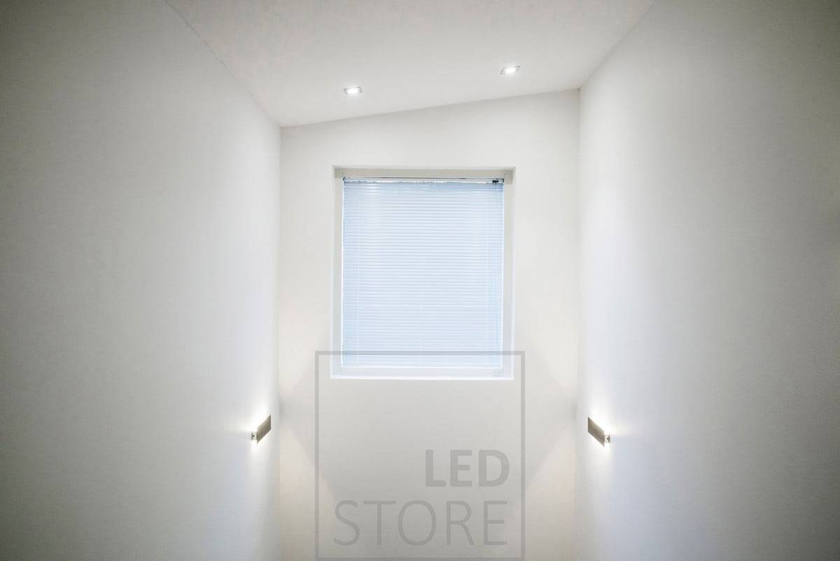 STRAIGHT-Wandleuchte für stimmungsvolles, indirektes Licht, das einen Raum mit hohen Decken durch die Wände hindurch stimmungsvoll beleuchtet. Ledstore.fi