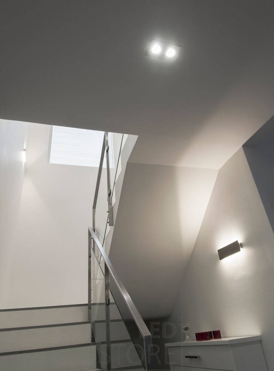 Die LED-Wandleuchte STRAIGHT für Treppenhäuser spendet indirektes Licht an der Wand nach oben und unten und eignet sich daher besonders für stimmungsvolle Räume. Ledstore.fi