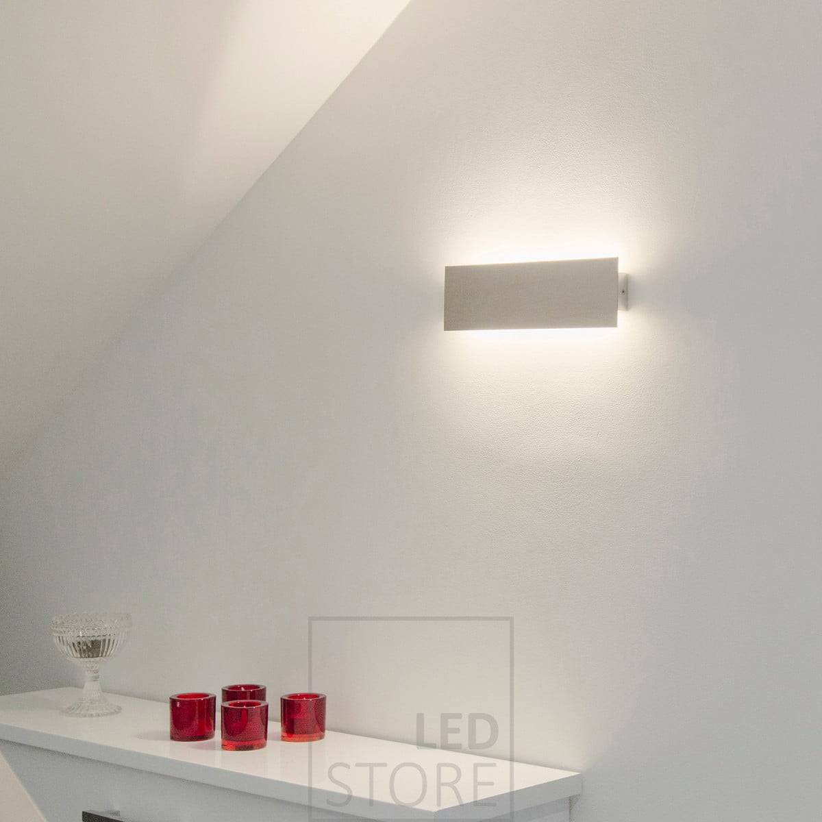 Die Led-Wandleuchte STRAIGHT bietet indirektes Licht in zwei Richtungen durch die Wand. Ledstore.fi