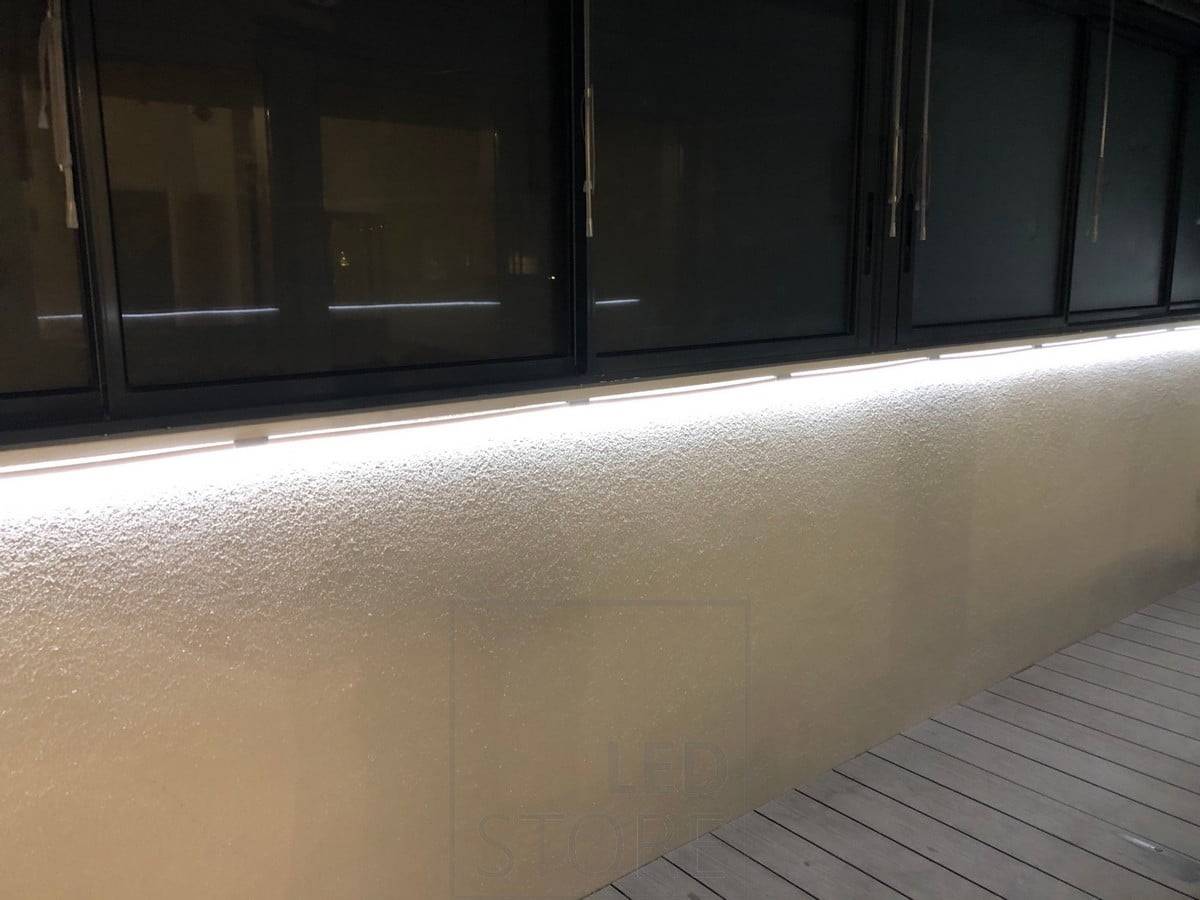 An einem Handlauf befestigtes LED-Band. Das NEON-LED-Band ist in das biegsame Profil integriert, so dass es sich überall mühelos installieren lässt. Ledstore.fi