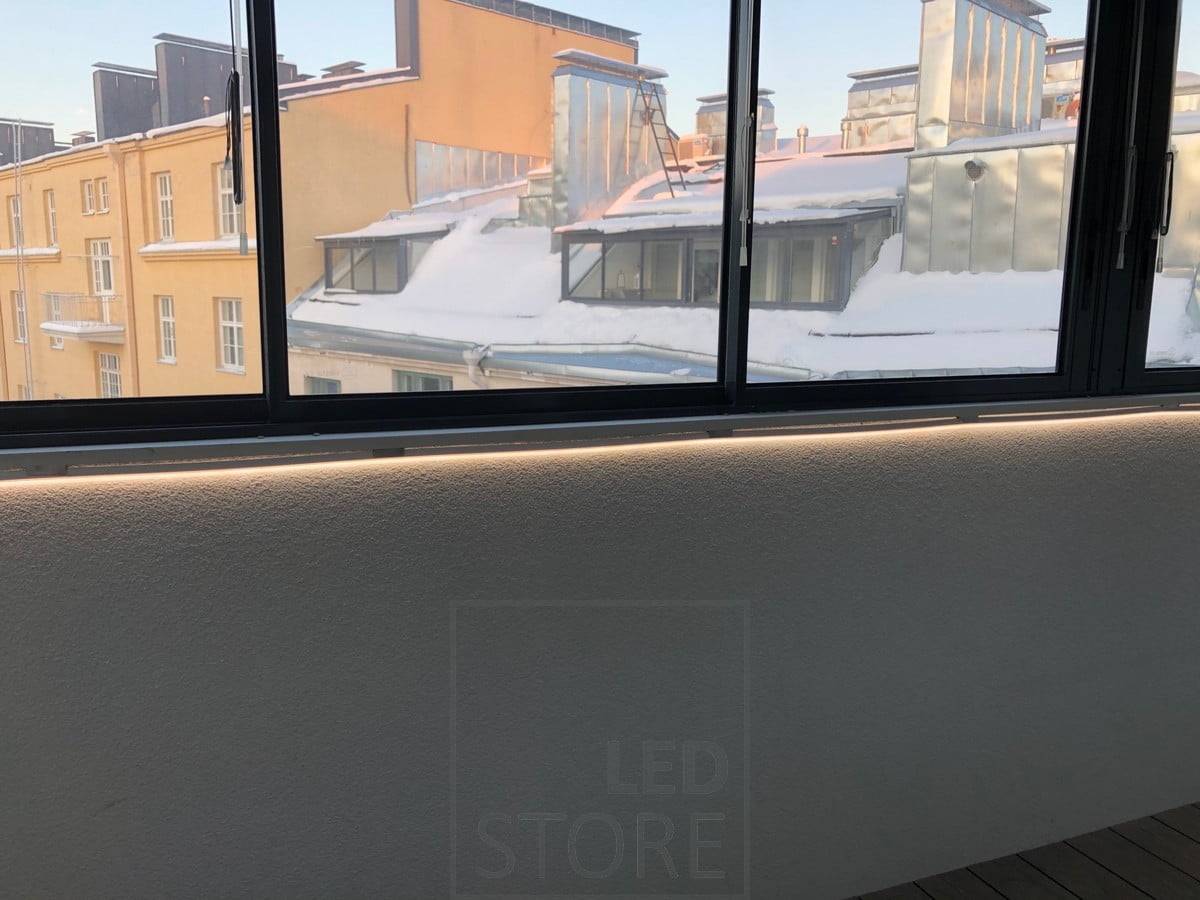 Led NEON-Leuchtband, das unter Fenstern montiert wird, um sie mit atmosphärischem Licht zu beleuchten. Ledstore.fi