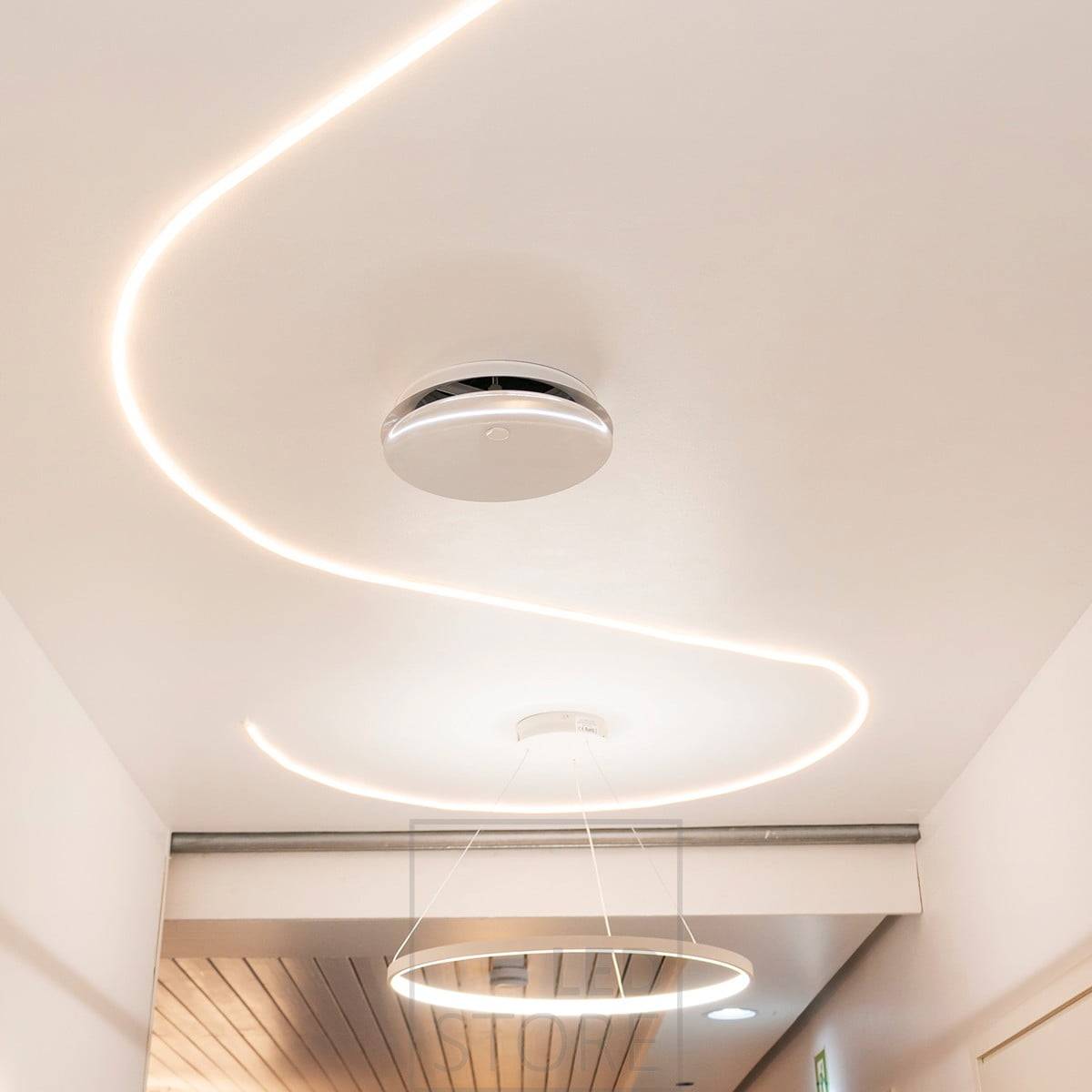 Mit der faltbaren Lichtleiste NEON können Sie ganz einfach verschiedene Formen kreieren und nur Ihre Fantasie ist die Grenze für ihre Verwendung. Die Farbtemperatur des Lichts kann zwischen 2400K und 5400K eingestellt werden. Ledstore.fi