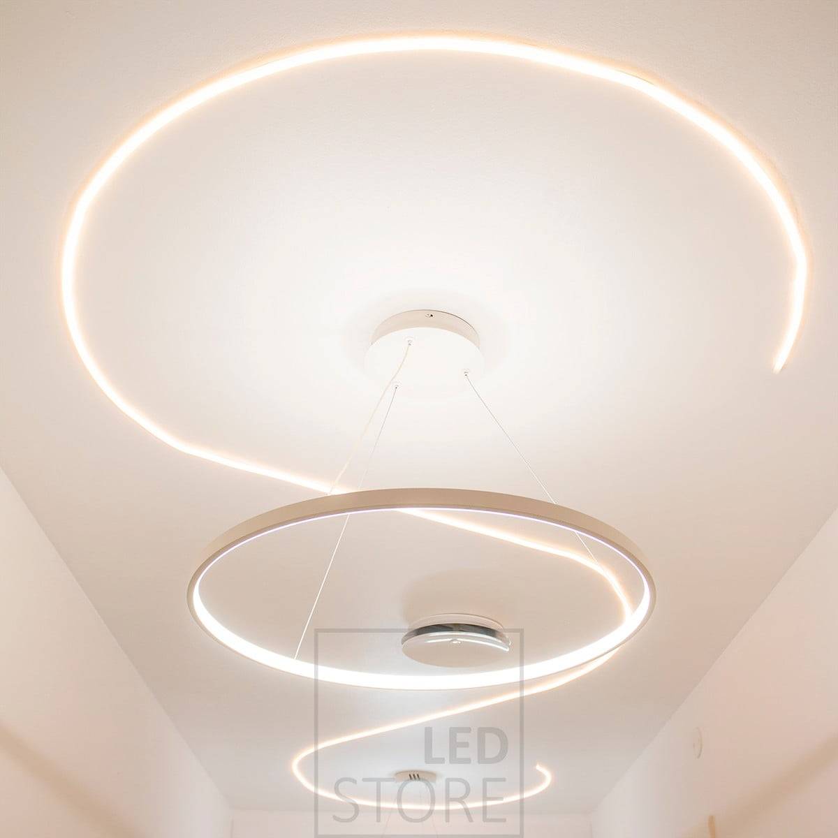 Die Farbtemperatur des Lichts des ausziehbaren Lichtbands NEON kann zwischen 2400K und 5400K eingestellt werden. Das Lichtband formt die Decke zu schönen Kreisformen. Ledstore.fi