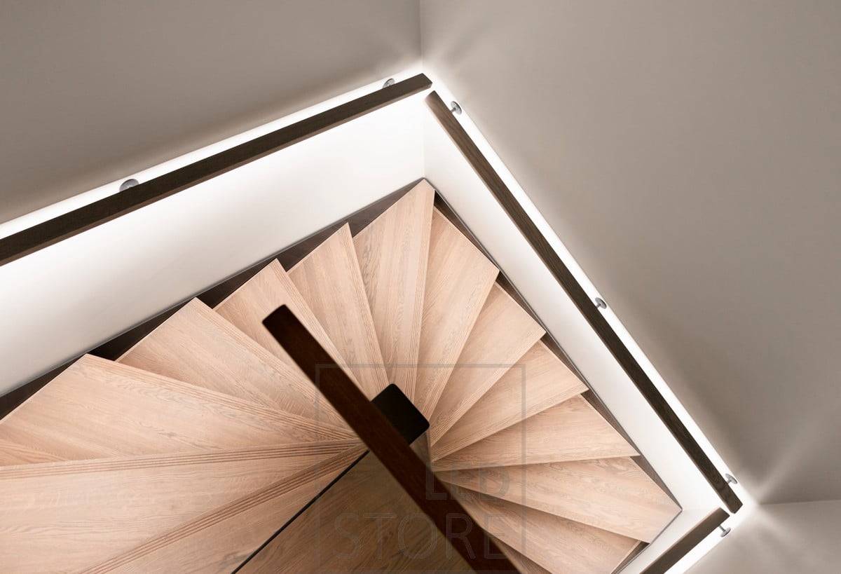 Led-Band auf einem Treppenhandlauf, nach unten gerichtet. Beleuchtet die Treppe mit indirektem Licht auf sanfte und stimmungsvolle Weise. Ledstore.fi