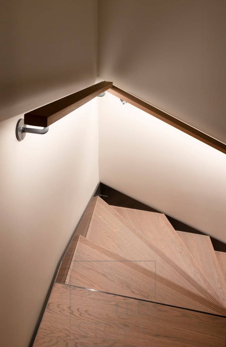 LED-Leiste am Handlauf, die die Stufen der Treppe beleuchtet. Die LED-Streifen erzeugen indirektes, weiches Licht. Ledstore.fi