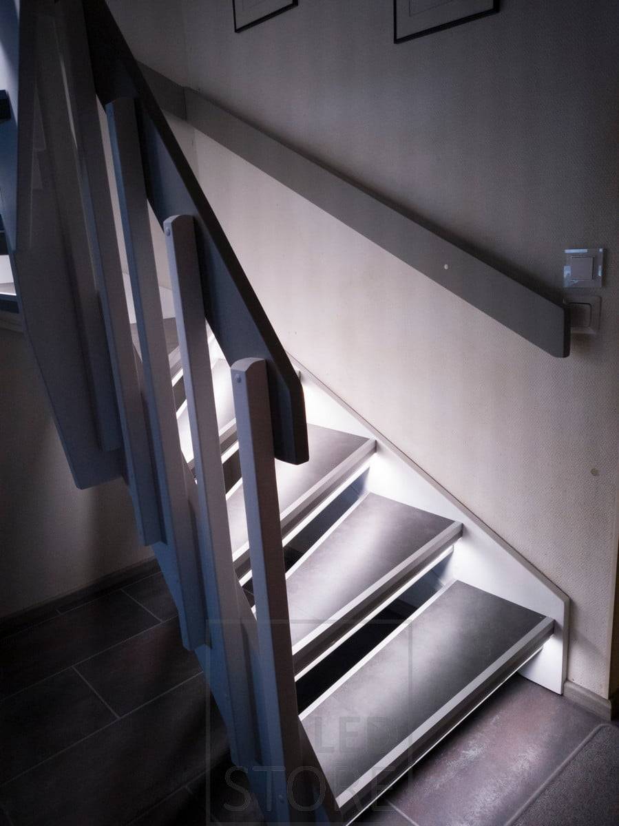 Stufenbeleuchtung mit LED-Streifen, der die Treppe indirekt beleuchtet. Ledstore.fi