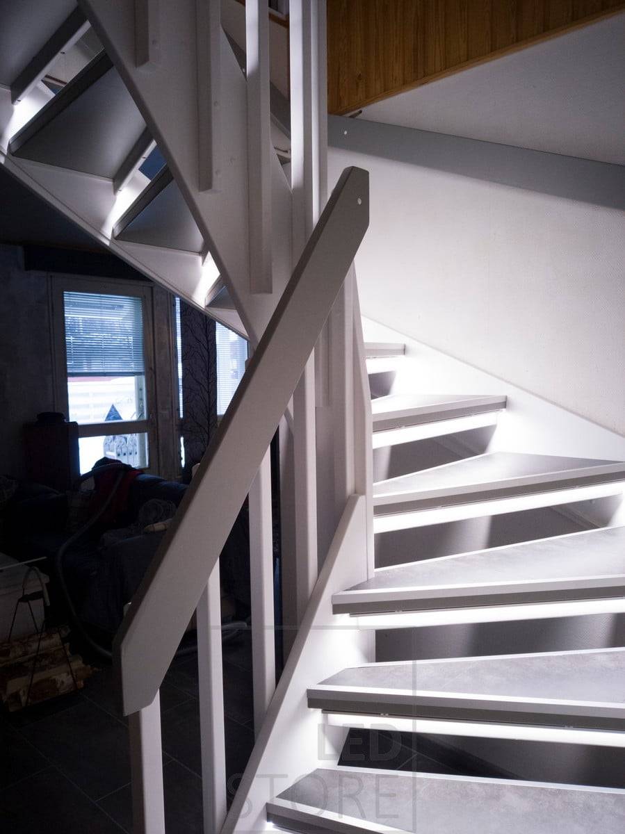 Led-Leisten auf den Stufen beleuchten die Treppe mit indirektem Licht. Die Beleuchtung ist weich und stimmungsvoll. Ledstore.fi