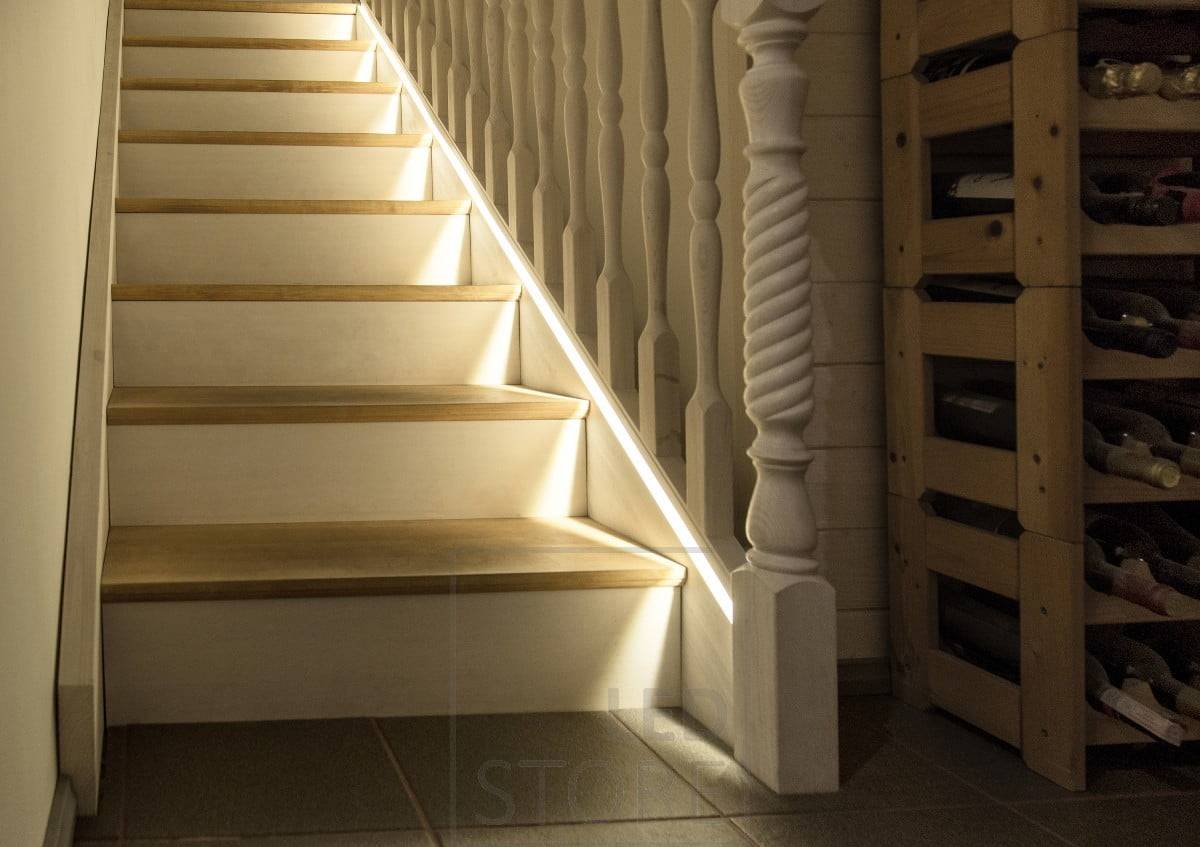 Im Treppenhaus wurde ein bündiges Profil auf die Höhe der Stufen gefräst, das die Treppe beleuchtet. Ledstore.fi