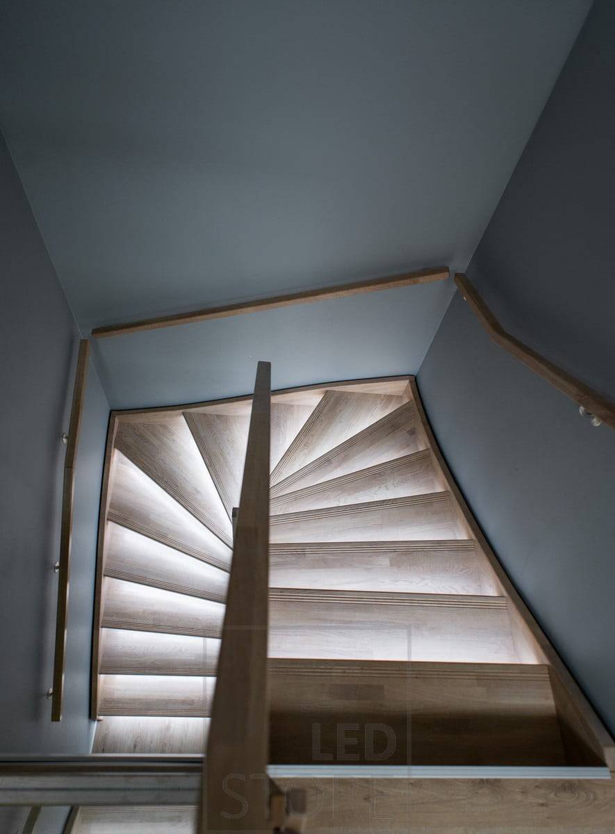 Indirekte Beleuchtung auf den Stufen einer Treppe. Ledstore.fi