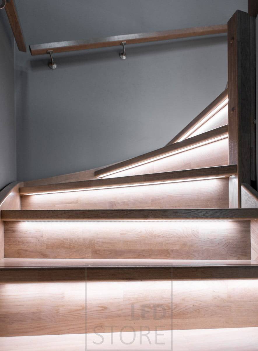 Indirekte Beleuchtung auf Stufen zur Ausleuchtung einer Treppe. Led-Streifen auf dem Stufenrand im Einbauprofil. Ledstore.fi