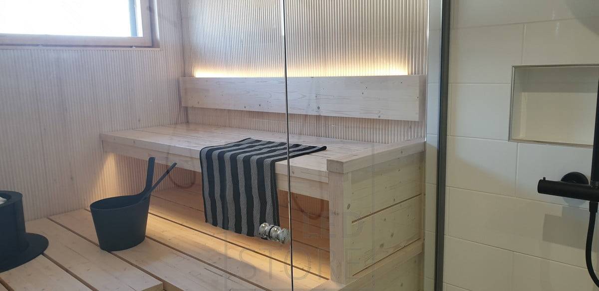 Led-Beleuchtungsstreifen für die Sauna. Indirektes Licht von der Rückenlehne nach oben und von der Decke nach unten. Ledstore.fi