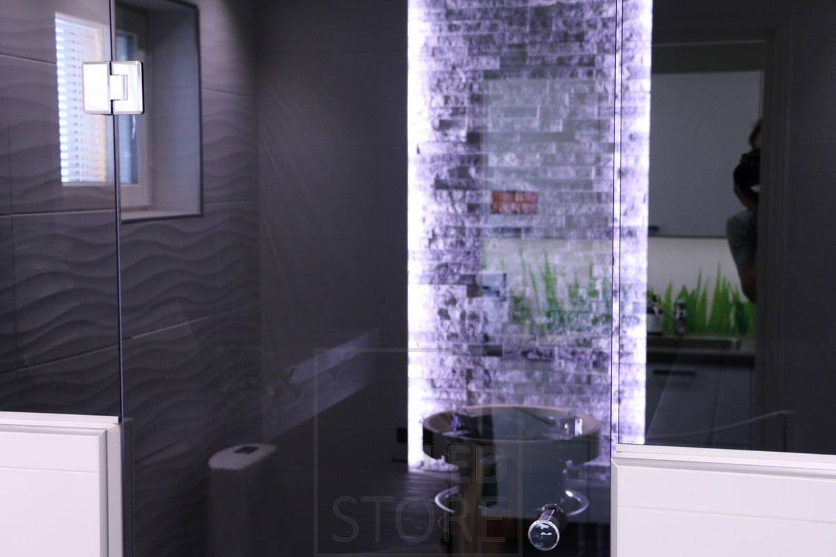 Hervorhebung von Details mit Hilfe eines LED-Bandes. Led-Bänder, die auf beiden Seiten der Wand aufrecht stehen, heben die schöne Steinwand hinter dem Ofen hervor. Ledstore.fi