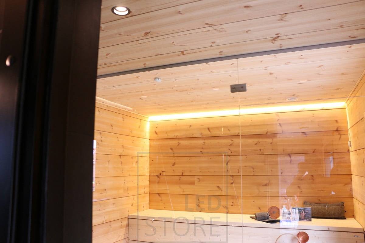 Led-Leiste an der Saunadecke für stimmungsvolles indirektes Licht in der Saunakabine. Ledstore.fi