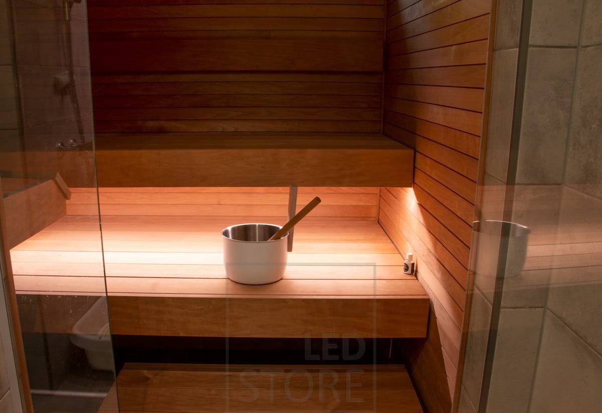 In der Sauna sorgt eine LED-Leiste unter der Bank für eine stimmungsvolle indirekte Beleuchtung in der Sauna. Ledstore.fi