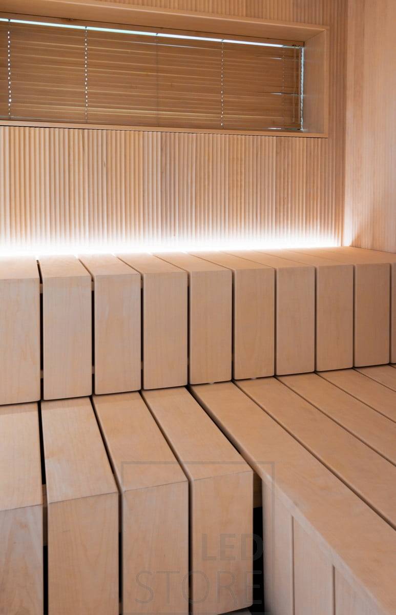 In der Sauna befindet sich ein nach oben gerichtetes LED-Lichtband in der Rille hinter der Bank. Ledstore.fi
