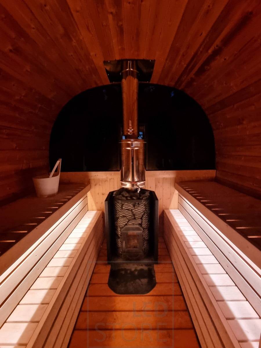 Ambiente-Beleuchtung für die Sauna mit indirektem Licht, LED-Streifen unter den Bänken. Ledstore.fi