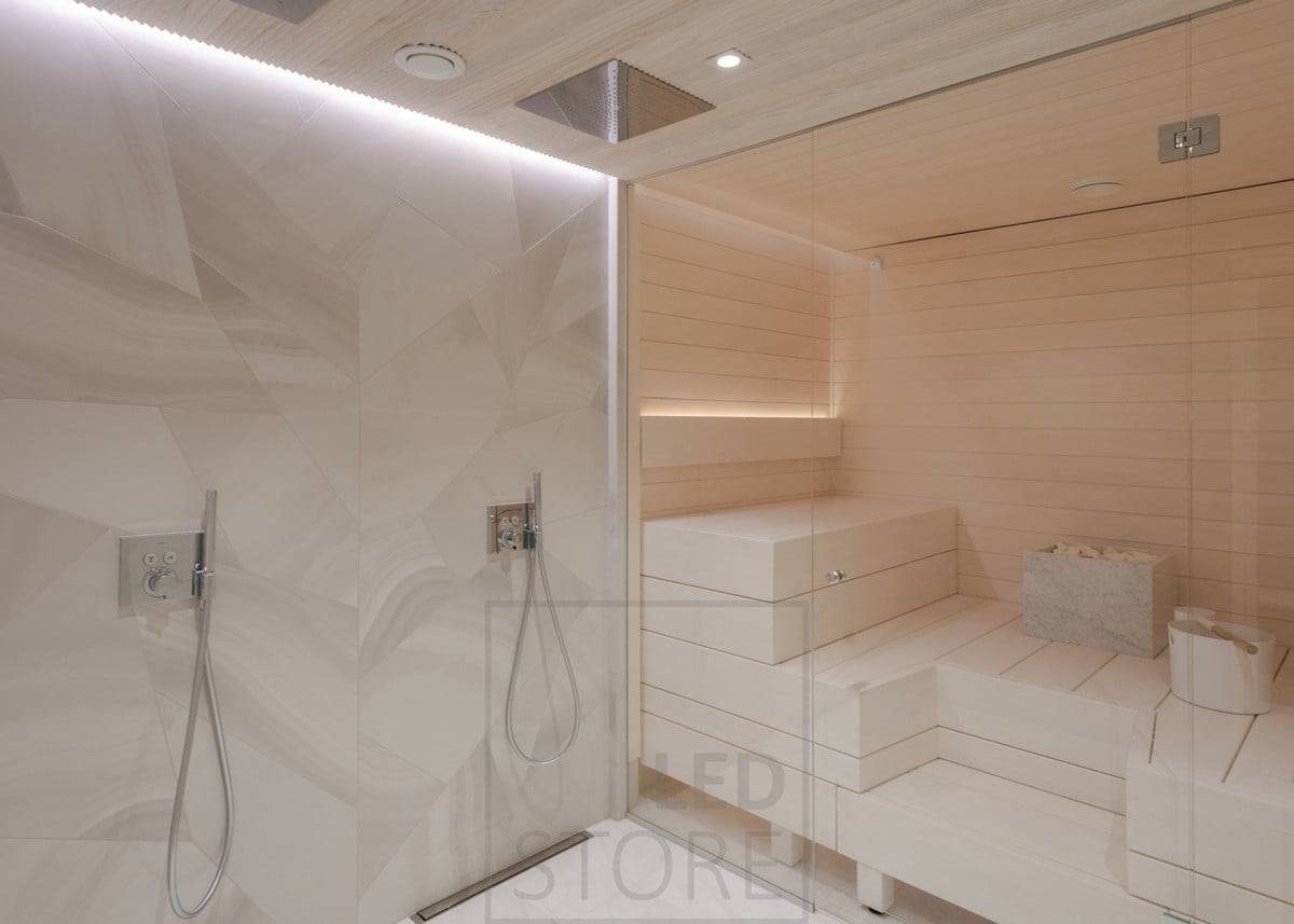 Indirektes Licht sowohl im Waschraum als auch in der Sauna. Im Waschraum in der Decke, in einer Rille zwischen Decke und Wand; in der Sauna in der Rückenlehne, nach oben gerichtet. Die Beleuchtung im Waschraum erhellt dank der Glaswände auch die Sauna. Ledstore.fi