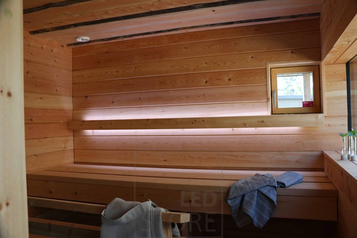 Led-Leiste an der Rückenlehne, leuchtet sowohl nach oben als auch nach unten. Ledstore.fi
