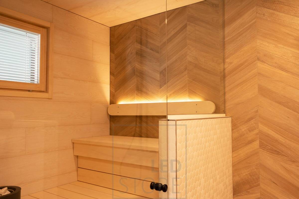 LED-Leiste an der Rückenlehne der Sauna, nach oben gerichtet. Ledstore.fi