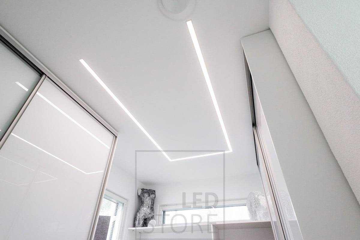 In der Garderobe ein breites, bündiges Profil mit zwei LED-Lichtleisten. Das Licht ist effizient und konzentriert sich dort, wo es gebraucht wird. Ledstore.fi