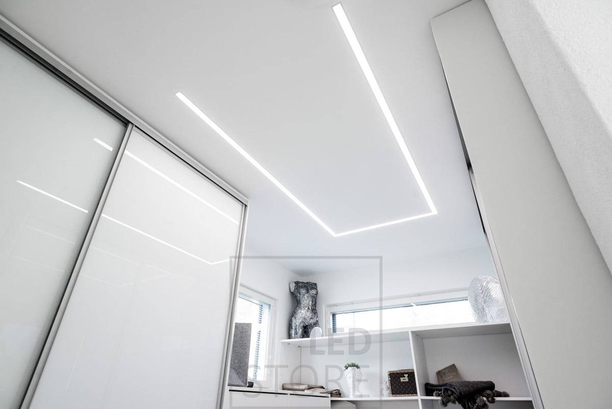 Led-Leuchtband in einem breiten Einbauprofil, das einen Kleiderschrank beleuchtet. Das Profil dreht sich um den Raum, so dass das Licht dorthin gelenkt wird, wo es gebraucht wird. Ledstore.fi