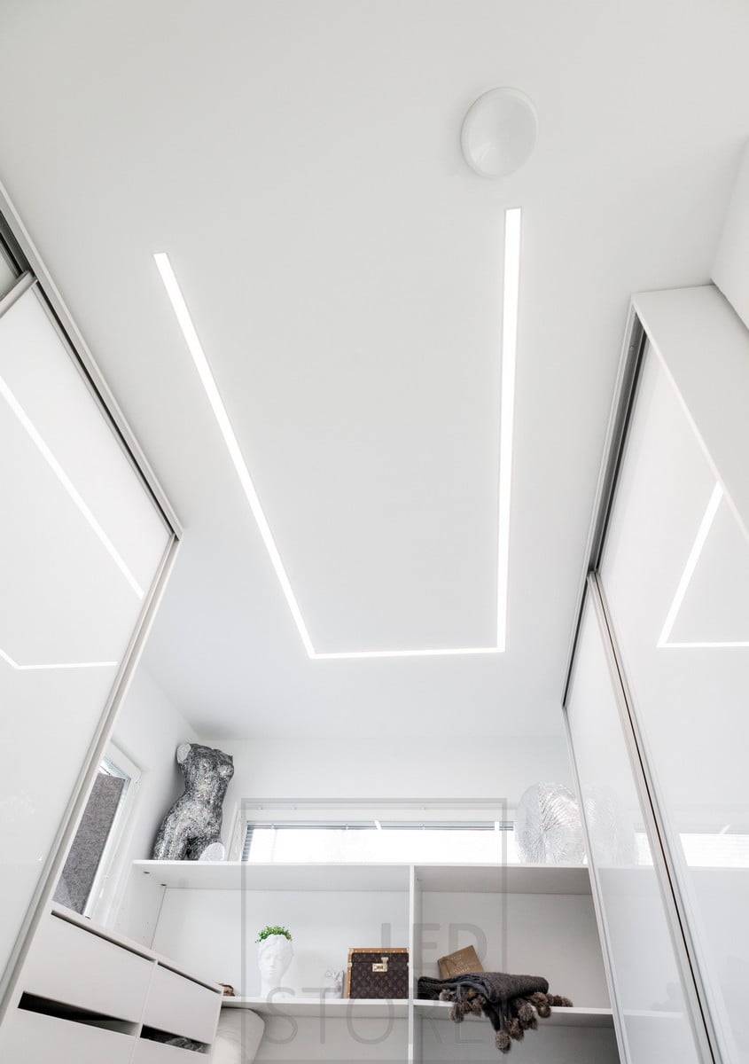 Led-Streifen in einem breiten, bündigen Profil zur Beleuchtung eines Kleiderschranks. Das Profil dreht sich um den Raum, so dass das Licht dorthin gelenkt wird, wo es am meisten gebraucht wird. Ledstore.fi