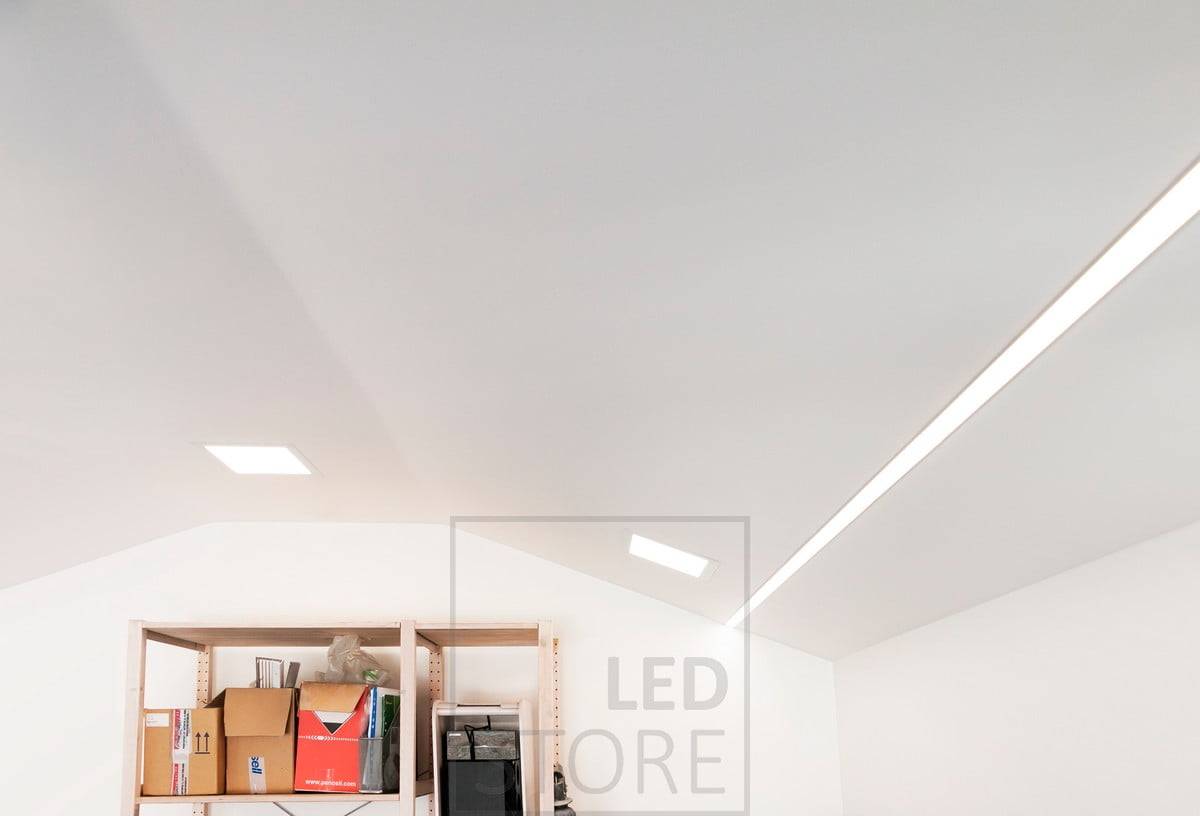 Panel 300-Leuchten kombiniert mit einem breiten flächenbündigen Profil mit zwei LED-Streifen. Die Beleuchtung ist effizient und ausreichend für die Hobbybeleuchtung und verleiht dem Raum ein modernes Aussehen. Die schräge Decke lenkt das Licht außerdem in die Mitte des Raums. Ledstore.fi