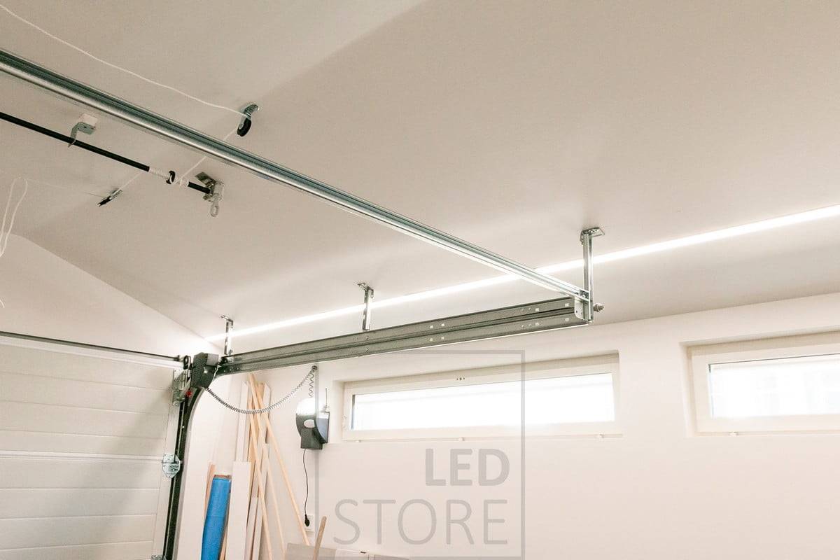 Breites, bündiges Profil mit zwei LED-Streifen, die effizientes und hochwertiges Licht für Ihr Lager/Garage bieten. Ledstore.fi