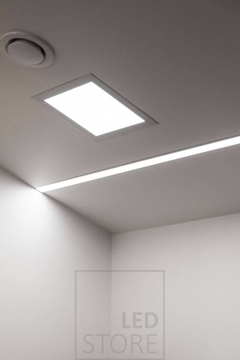 Zwei LED-Streifen in einem breiten bündigen Profil und eine bündige Platte daneben für eine effiziente und gleichmäßige Beleuchtung. Ledstore.fi