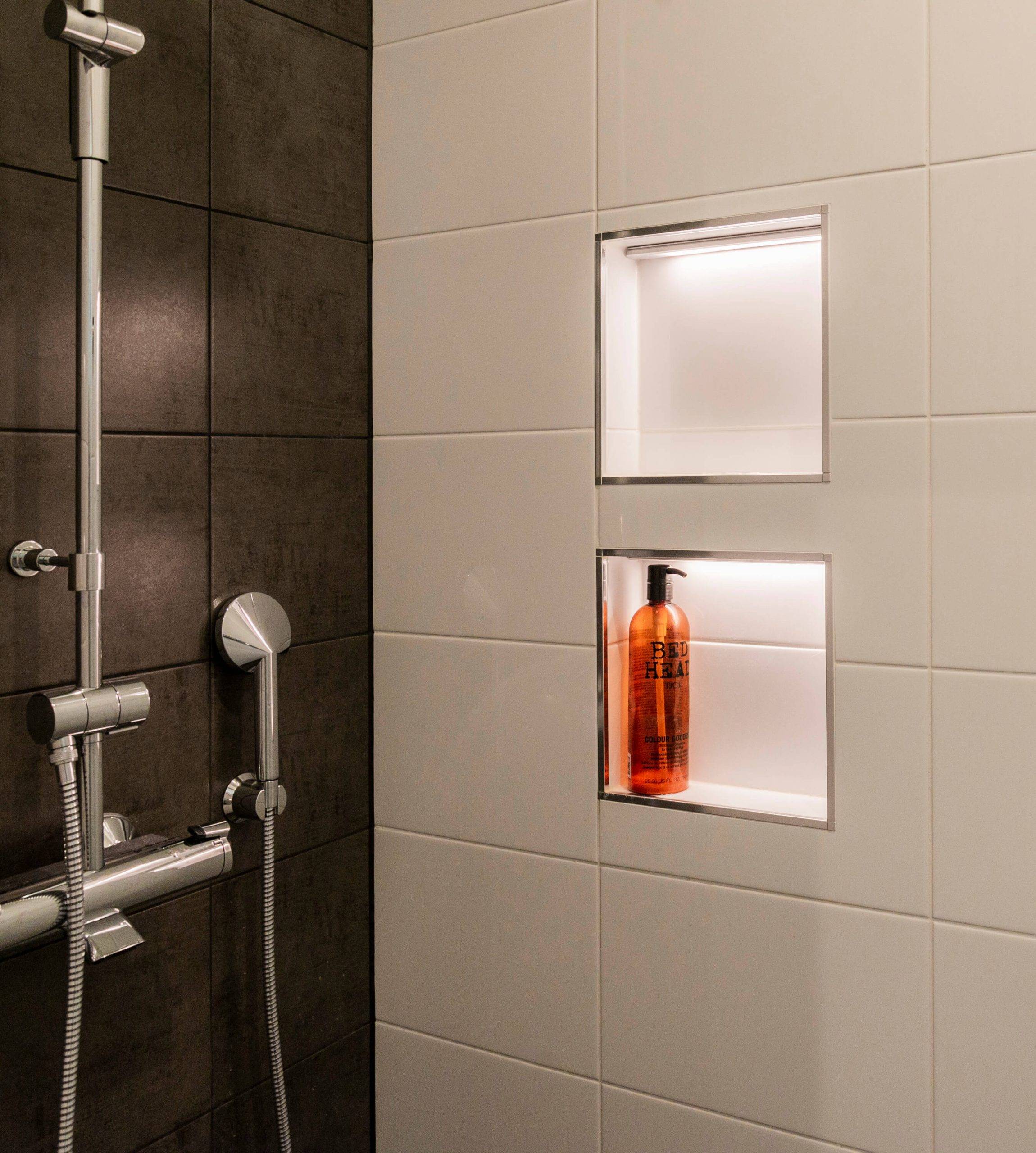 Ein weißes Quadrat auf grünem Hintergrund mit dem fettgedruckten Text "LED STORE" in der Mitte, der auf energieeffiziente Beleuchtungslösungen hinweist.