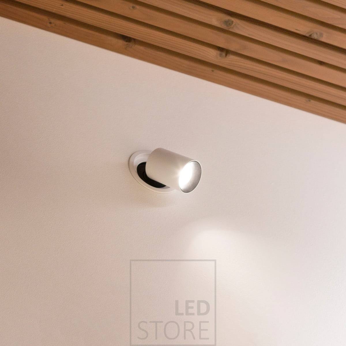 KOLO LED-Strahler an der Wand montiert. Die Leuchte kann innen gehalten oder herausgezogen und um bis zu 90 Grad ausgerichtet werden. Ledstore.fi