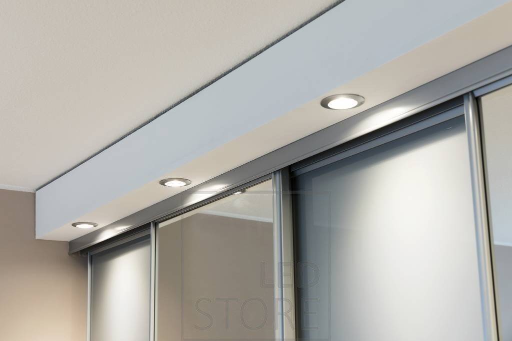 Led-Spots über dem Schrank auf der Schublade, die den Schrankinhalt und die Vorderseite des Schrankes beleuchten. Ledstore.fi