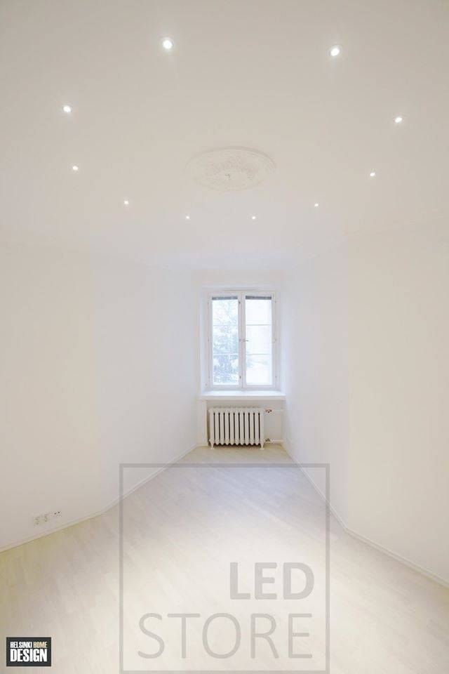 Dekorative Platzierung der Led-Spots. Der Kreis in der Mitte des Raums hebt auch die Position der Pendelleuchte hervor. Ledstore.fi