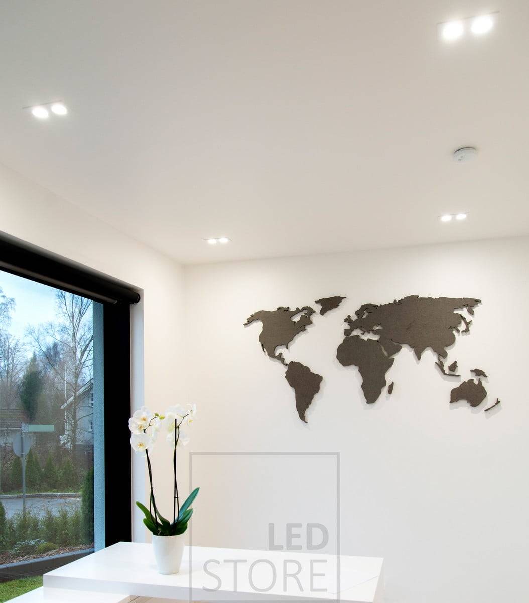 Weiße TUPLAKANTTI LED-Strahler beleuchten die Allgemeinbeleuchtung im Wohnzimmer. Das Licht kommt schön aus einem einzigen Punkt. Ledstore.fi