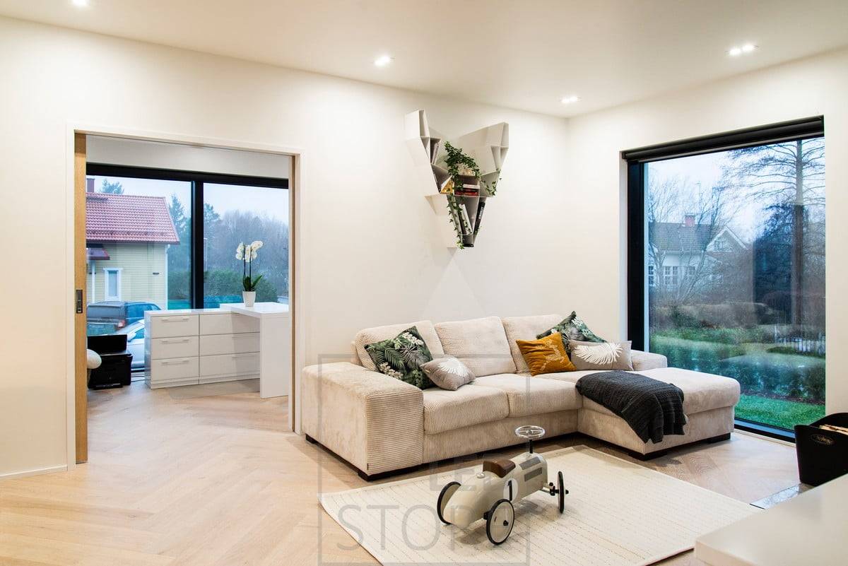 Weiße TUPLAKANTTI LED-Strahler für die Allgemeinbeleuchtung im Wohnzimmer. Äquivalent zu 2x50W Halogen, mit einem Verbrauch von nur 2x9W. Ledstore.fi