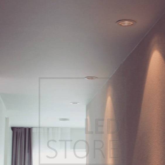 Das Lichtmuster der dicht an der Wand angebrachten LED-Strahler wird schön hervorgehoben. Ledstore.fi