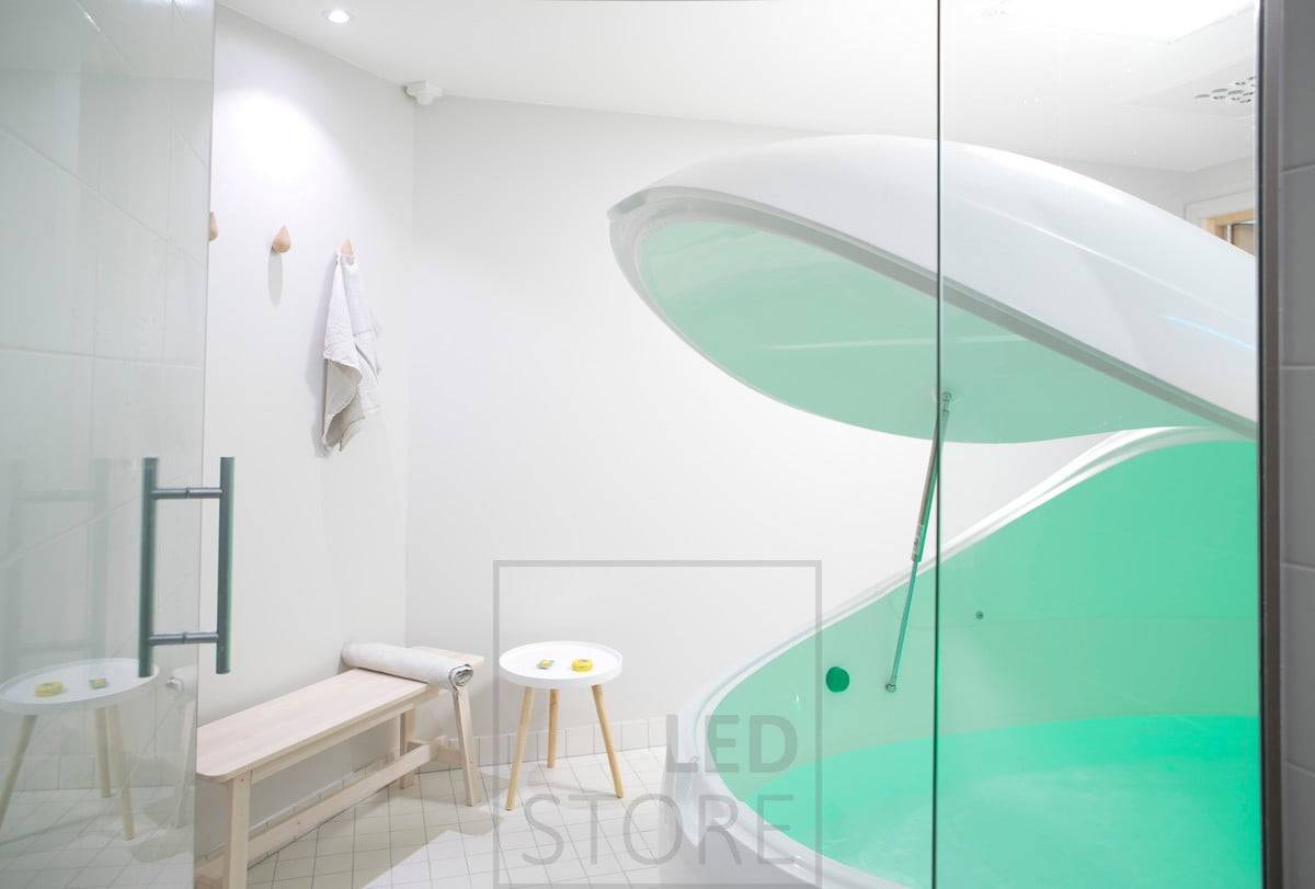 Float Kallio - LED-Strahler, der eine Wand in der Nähe eines Nagelstudios beleuchtet. Ledstore.fi